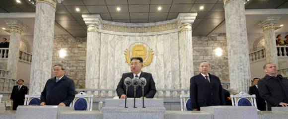 Le dirigeant coréen Kim Jong Un (au centre) assiste à un défilé militaire le 10 octobre 2025 à Pyongyang aux côtés du Premier ministre chinois Li Qiang (à gauche), du secrétaire général du Parti communiste vietnamien To Lam (à droite) et de l'ancien président russe Dmitri Medvedev Le dirigeant coréen Kim Jong Un (au centre) assiste à un défilé militaire le 10 octobre 2025 à Pyongyang aux côtés du Premier ministre chinois Li Qiang (à gauche), du secrétaire général du Parti communiste vietnamien To Lam (à droite) et de l'ancien président russe Dmitri Medvedev