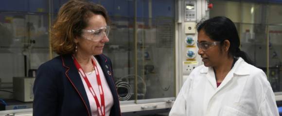 Marie-Ange Debon (à gauche), alors directrice générale adjointe de Suez, s'entretient avec une ingénieure de Suez Water Technologies and Solutions à Bangalore le 30 janvier 2018 Marie-Ange Debon (à gauche), alors directrice générale adjointe de Suez, s'entretient avec une ingénieure de Suez Water Technologies and Solutions à Bangalore le 30 janvier 2018