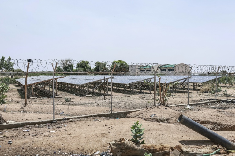 Vue d'ensemble d'un champ de panneaux solaires alimentant la station de pompage d'eau située à Biteha, à 35 km de la ville d'Abéché (Tchad), le 13 juillet 2026