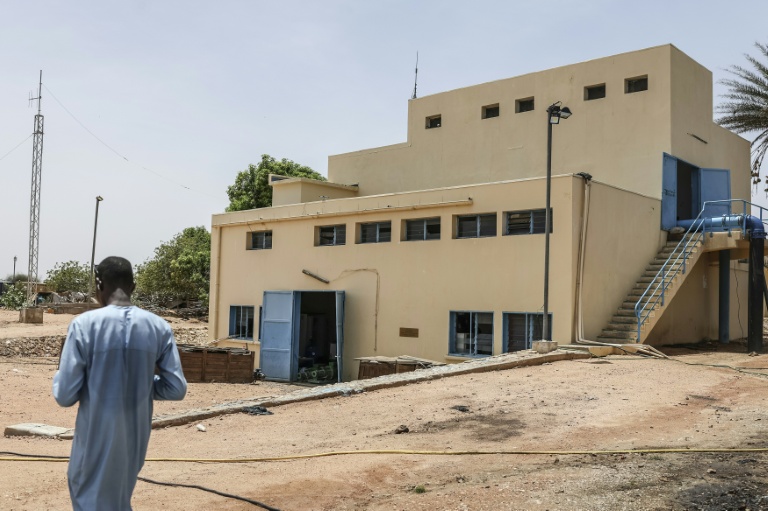 Un homme passe devant une station de pompage d'eau située à Biteha, à 35 km de la ville d'Abéché (Tchad), le 13 juillet 2026