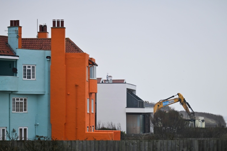 Démolition d'une propriété sur le littoral dans le village balnéaire de Thorpeness, dans le Suffolk, en Angleterre, le 3 février 2026