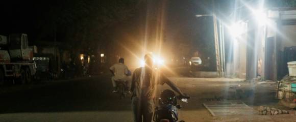 Un homme pousse sa moto qui n'a plus d'essence à Bamako, le 26 octobre 2025. Un homme pousse sa moto qui n'a plus d'essence à Bamako, le 26 octobre 2025.