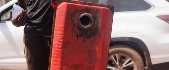 Un homme montre son bidon d'essence vide à Bamako, le 28 octobre 2025. Un homme montre son bidon d'essence vide à Bamako, le 28 octobre 2025.