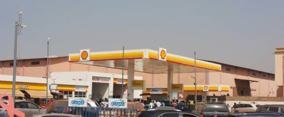 Des véhicules attendent en file pour faire le plein d'essence dans une station-service à Bamako, le 28 octobre 2025. Des véhicules attendent en file pour faire le plein d'essence dans une station-service à Bamako, le 28 octobre 2025.