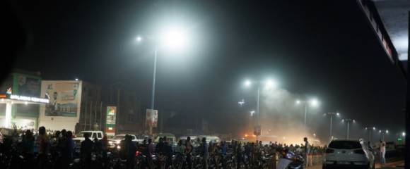 Des véhicules attendent en file pour se ravitailler dans une station-service à Bamako, le 27 octobre 2025. Des véhicules attendent en file pour se ravitailler dans une station-service à Bamako, le 27 octobre 2025.