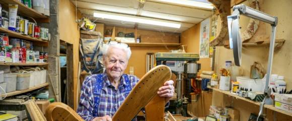 Noel Anderson, 89 ans, pose dans son atelier de fabrication de harpes, le 29 septembre 2025 à Strabane, en Irlande du Nord Noel Anderson, 89 ans, pose dans son atelier de fabrication de harpes, le 29 septembre 2025 à Strabane, en Irlande du Nord