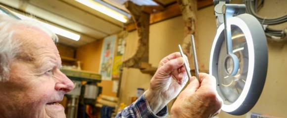 Noel Anderson, 89 ans, travaille dans son atelier de fabrication de harpes, le 29 septembre 2025 à Strabane, en Irlande du Nord Noel Anderson, 89 ans, travaille dans son atelier de fabrication de harpes, le 29 septembre 2025 à Strabane, en Irlande du Nord