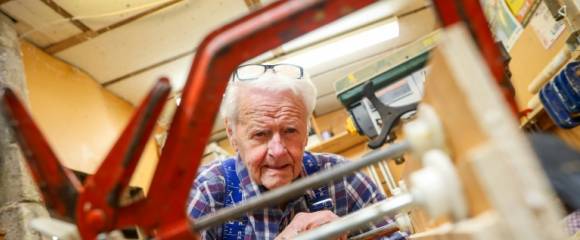 Noel Anderson, 89 ans, travaille dans son atelier de fabrication de harpes, le 29 septembre 2025 à Strabane, en Irlande du Nord Noel Anderson, 89 ans, travaille dans son atelier de fabrication de harpes, le 29 septembre 2025 à Strabane, en Irlande du Nord