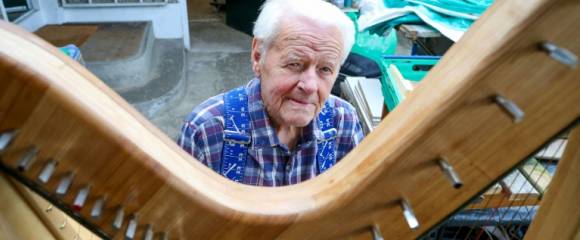 Noel Anderson, 89 ans, pose dans son atelier de fabrication de harpes, le 29 septembre 2025 à Strabane, en Irlande du Nord Noel Anderson, 89 ans, pose dans son atelier de fabrication de harpes, le 29 septembre 2025 à Strabane, en Irlande du Nord