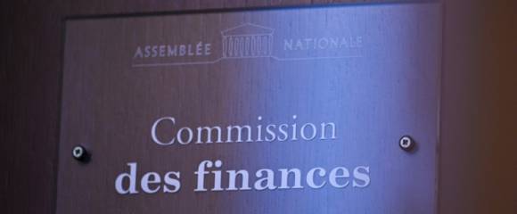 La plaque de la Commission des Finances avant une séance d'examen du projet de loi de finances pour 2026, à l'Assemblée nationale à Paris, le 20 octobre 2025 La plaque de la Commission des Finances avant une séance d'examen du projet de loi de finances pour 2026, à l'Assemblée nationale à Paris, le 20 octobre 2025
