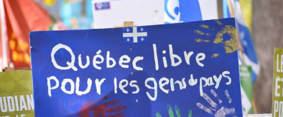 Une pancarte "Québec libre pour les gens du pays" brandie lors d'un rassemblement pour l'indépendance du Québec, le 25 octobre 2025 à Montréal au Canada Une pancarte "Québec libre pour les gens du pays" brandie lors d'un rassemblement pour l'indépendance du Québec, le 25 octobre 2025 à Montréal au Canada