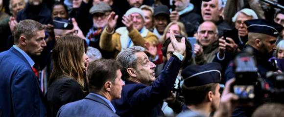 L'ancien président Nicolas Sarkozy salue ses partisans rassemblés devant sa résidence qu'il quitte pour se rendre à la prison de la Santé, le 21 octobre 2025 à Paris L'ancien président Nicolas Sarkozy salue ses partisans rassemblés devant sa résidence qu'il quitte pour se rendre à la prison de la Santé, le 21 octobre 2025 à Paris