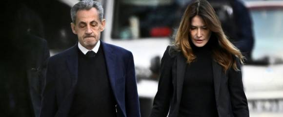 L'ex-président Nicolas Sarkozy et sa femme Carla Bruni-Sarkozy quittent leur domicile parisien le 21 octobre 2025 pour se rendre à la prison de la Santé L'ex-président Nicolas Sarkozy et sa femme Carla Bruni-Sarkozy quittent leur domicile parisien le 21 octobre 2025 pour se rendre à la prison de la Santé