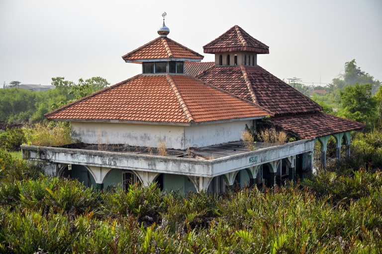 Une mosquée submergée par la boue à Sidoarjo, en Indonésie, le 29 mai 2026