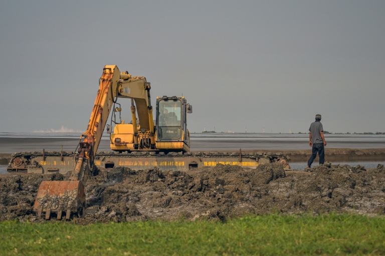 Une pelleteuse près du lac de boue à Sidoarjo, en Indonésie, le 29 mai 2026