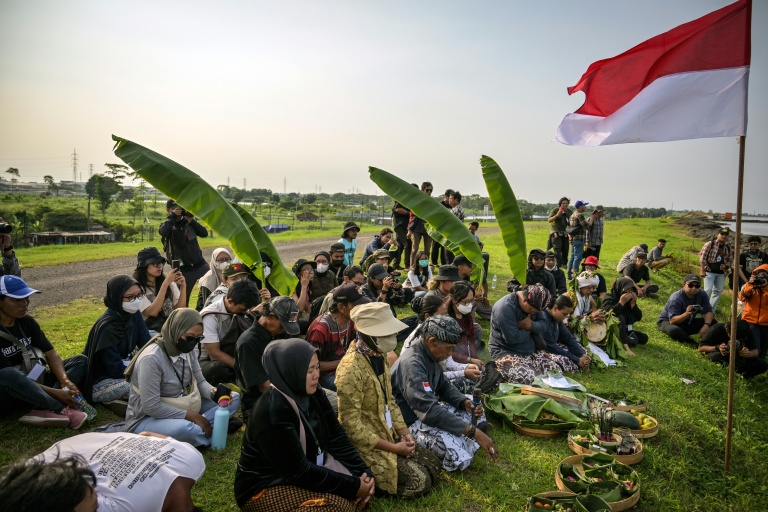 Des habitants touchés par la coulée de boue et des militants de l'environnement rassemblés à Sidoarjo, en Indonésie, le 29 mai 2026