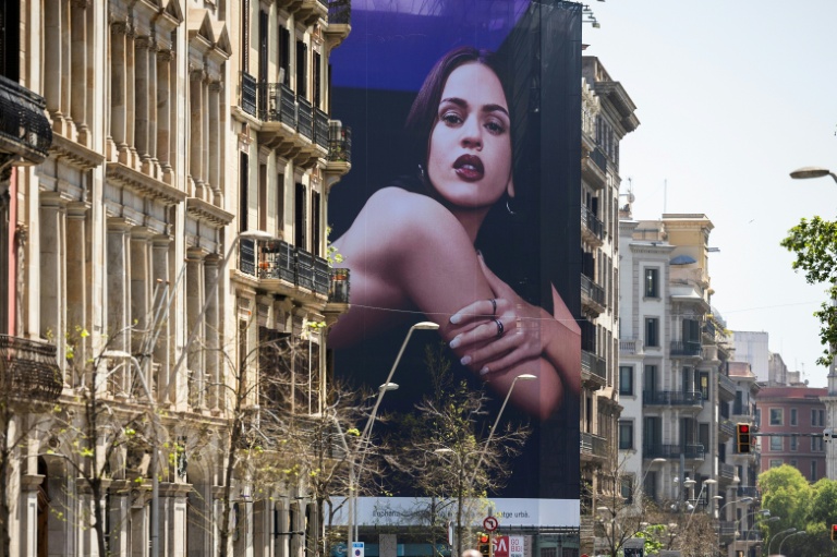 Une affiche géante de la chanteuse et compositrice espagnole Rosalia, trois jours avant son concert à Barcelone, le 10 avril 2026
