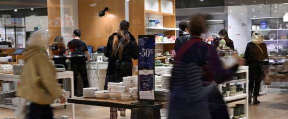 Des clients dans un rayon du BHV pendant les soldes d'hiver, le 8 janvier 2025 à Paris Des clients dans un rayon du BHV pendant les soldes d'hiver, le 8 janvier 2025 à Paris