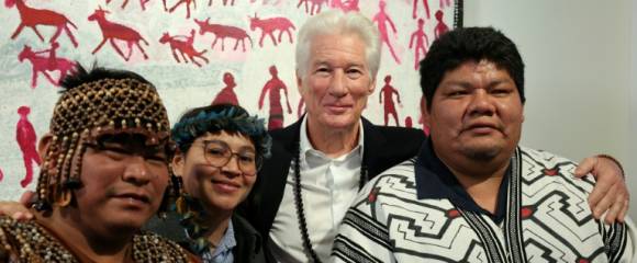 L'acteur américain Richard Gere (2e d), le président de Manxinerune Ptohi Phunputuru PoktshiHajene (MAPPHA), Lucas Manchineri (d), le chef autochtone Kakataibo de la région d'Ucayali au Pérou Herlin Odicio (g) et le responsable de la surveillance des terres à la COIAB, l'organisation des peuples autochtones de l'Amazonie brésilienne, Maipatxi Apurina (2e g) à Londres, le 27 octobre 2025 L'acteur américain Richard Gere (2e d), le président de Manxinerune Ptohi Phunputuru PoktshiHajene (MAPPHA), Lucas Manchineri (d), le chef autochtone Kakataibo de la région d'Ucayali au Pérou Herlin Odicio (g) et le responsable de la surveillance des terres à la COIAB, l'organisation des peuples autochtones de l'Amazonie brésilienne, Maipatxi Apurina (2e g) à Londres, le 27 octobre 2025