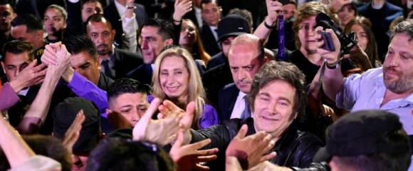 Le président argentin Javier Milei salue ses partisans, le 26 octobre 2025 à Buenos Aires Le président argentin Javier Milei salue ses partisans, le 26 octobre 2025 à Buenos Aires