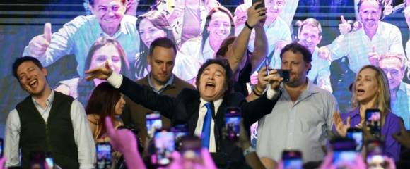 Le président argentin Javier Milei (centre), fête sa victoire aux législatives de mi-mandat, le 26 octobre 2025 à Buenos Aires Le président argentin Javier Milei (centre), fête sa victoire aux législatives de mi-mandat, le 26 octobre 2025 à Buenos Aires