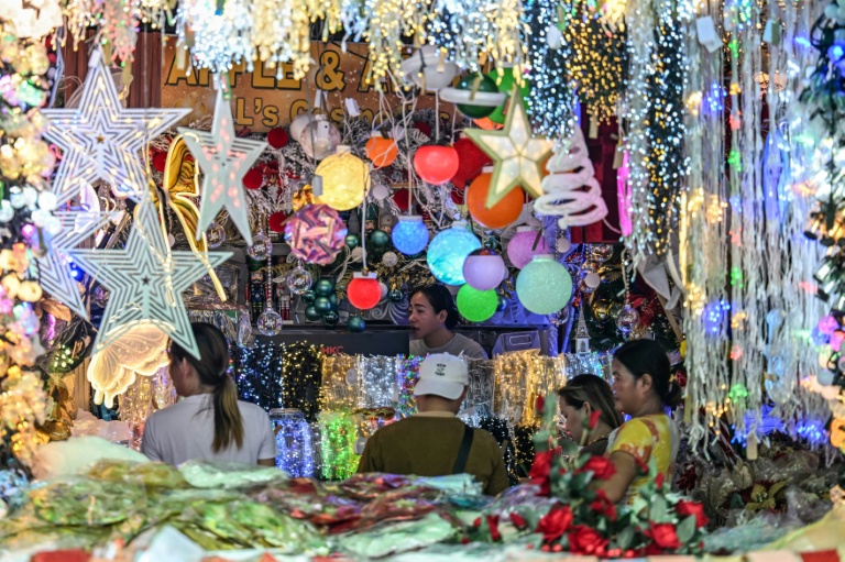 Des décorations de Noël en vente sur un marché à Manille, le 4 septembre 2026 aux Philippines