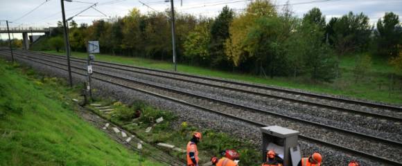 Des agents de la SNCF interviennent pour remplacer des câbles endommagés après un acte de vandalisme, au sud de Valence, le 27 octobre 2025 dans la Drôme Des agents de la SNCF interviennent pour remplacer des câbles endommagés après un acte de vandalisme, au sud de Valence, le 27 octobre 2025 dans la Drôme