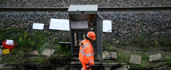 Un agent de la SNCF intervient pour remplacer des câbles endommagés après un acte de vandalisme, au sud de Valence, le 27 octobre 2025 Un agent de la SNCF intervient pour remplacer des câbles endommagés après un acte de vandalisme, au sud de Valence, le 27 octobre 2025