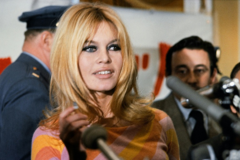 L'actrice française Brigitte Bardot donne une conférence de presse en décembre 1965 à Hollywood