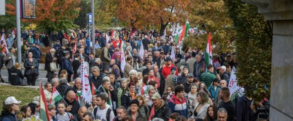 Une "Marche pour la paix" à Budapest, le 23 octobre 2025 en Hongrie, à l'occasion du 69e anniversaire du soulèvement hongrois contre l'occupation soviétique Une "Marche pour la paix" à Budapest, le 23 octobre 2025 en Hongrie, à l'occasion du 69e anniversaire du soulèvement hongrois contre l'occupation soviétique