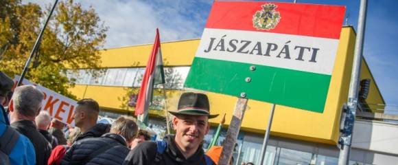 Des participants à une "marche pour la paix" à Budapest, le 23 octobre 2025 en Hongrie, à l'occasion du 69e anniversaire du soulèvement hongrois contre l'occupation soviétique Des participants à une "marche pour la paix" à Budapest, le 23 octobre 2025 en Hongrie, à l'occasion du 69e anniversaire du soulèvement hongrois contre l'occupation soviétique