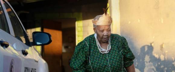 Katrina Esau marche devant sa maison près d'Upington, dans le nord de l'Afrique du Sud, le 25 septembre 2025 Katrina Esau marche devant sa maison près d'Upington, dans le nord de l'Afrique du Sud, le 25 septembre 2025