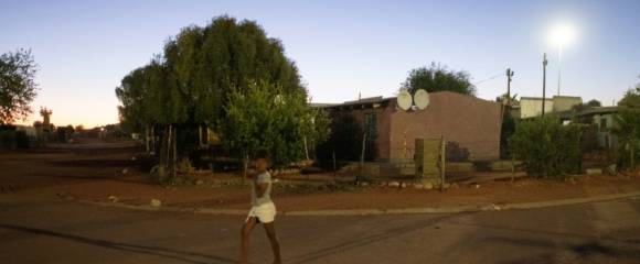 Vue générale de la rue devant la maison de Katrina Esau près d'Upington, dans le nord de l'Afrique du Sud, le 25 septembre 2025 Vue générale de la rue devant la maison de Katrina Esau près d'Upington, dans le nord de l'Afrique du Sud, le 25 septembre 2025