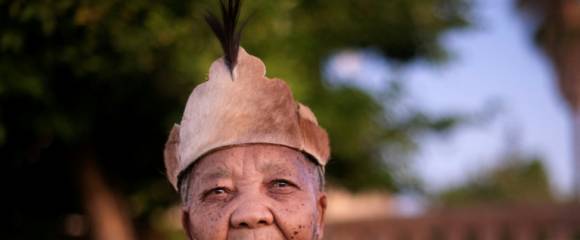 Katrina Esau, une des dernières personnes à parler le N|uu, devant sa maison près d'Upington, dans le nord de l'Afrique du Sud, le 25 septembre 2025 Katrina Esau, une des dernières personnes à parler le N|uu, devant sa maison près d'Upington, dans le nord de l'Afrique du Sud, le 25 septembre 2025