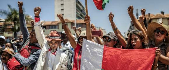 Des manifestants lors d'un rassemblement demandant la démission du président malgache, le 14 octobre 2025 à Antananarivo Des manifestants lors d'un rassemblement demandant la démission du président malgache, le 14 octobre 2025 à Antananarivo