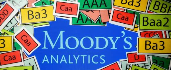 L'agence de notation Moody's a maintenu vendredi la note souveraine de la France, tout en abaissant la perspective de "stable" à "négative", lançant ainsi un avertissement au pays L'agence de notation Moody's a maintenu vendredi la note souveraine de la France, tout en abaissant la perspective de "stable" à "négative", lançant ainsi un avertissement au pays
