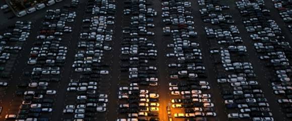 Vue aérienne de voitures de différentes marques en attente d'exportation, dans un terminal logistique automobile à Essen, le 4 août 2025 dans l'ouest de l'Allemagne Vue aérienne de voitures de différentes marques en attente d'exportation, dans un terminal logistique automobile à Essen, le 4 août 2025 dans l'ouest de l'Allemagne