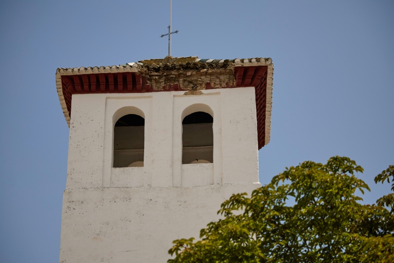 La toiture endommagée de l'église San Miguel Bajo après un rare séisme de magnitude 5, le 15 août 2026 à Grenade, dans le sud de l'Espagne