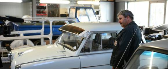 Glenn Kuschan, spécialiste des voitures anciennes et mécanicien Trabant, dans son atelier à Borkheide, dans l'est de l'Allemagne, le 30 septembre 2025 Glenn Kuschan, spécialiste des voitures anciennes et mécanicien Trabant, dans son atelier à Borkheide, dans l'est de l'Allemagne, le 30 septembre 2025