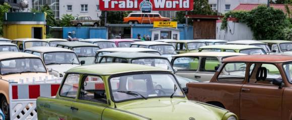 Une flotte de voitures Trabant garée dans la cour du voyagiste berlinois Trabiworld qui propose des "safaris Trabi" à travers la capitale mettant en vedette la voiture emblématique de l'Allemagne de l'Est, à Berlin, le 26 septembre 2025 Une flotte de voitures Trabant garée dans la cour du voyagiste berlinois Trabiworld qui propose des "safaris Trabi" à travers la capitale mettant en vedette la voiture emblématique de l'Allemagne de l'Est, à Berlin, le 26 septembre 2025