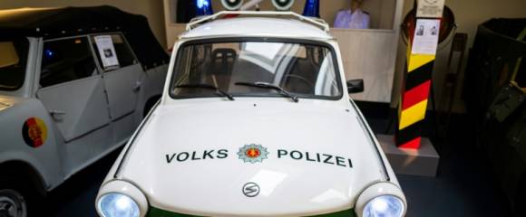 Un modèle de Trabant 601 utilisé par la police est-allemande (Volkspolizei) exposé au musée Trabi de Berlin, le 26 septembre 2025 Un modèle de Trabant 601 utilisé par la police est-allemande (Volkspolizei) exposé au musée Trabi de Berlin, le 26 septembre 2025