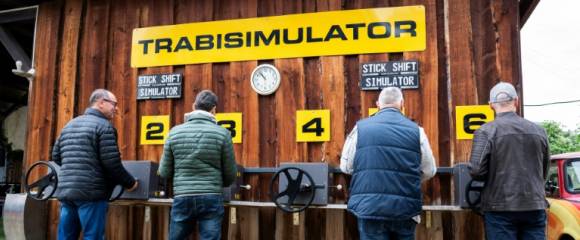 Des touristes s'entraînent à utiliser un embrayage Trabant notoirement difficile avant de se lancer dans un "Safari Trabi" à travers la capitale allemande, au "Trabi world", le 26 septembre 2025 Des touristes s'entraînent à utiliser un embrayage Trabant notoirement difficile avant de se lancer dans un "Safari Trabi" à travers la capitale allemande, au "Trabi world", le 26 septembre 2025