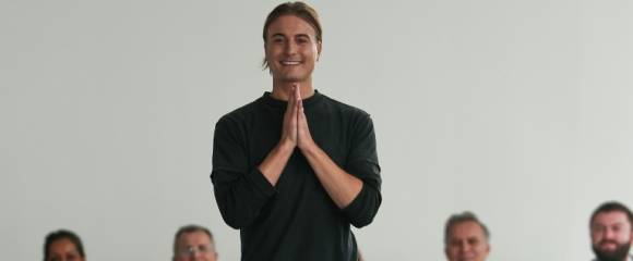 Le couturier français Alain Paul, à la tête de la maison ALAINPAUL, lors de son défilé printemps-été 2026 à la Fashion Week de Paris, le 1er octobre 2025 Le couturier français Alain Paul, à la tête de la maison ALAINPAUL, lors de son défilé printemps-été 2026 à la Fashion Week de Paris, le 1er octobre 2025