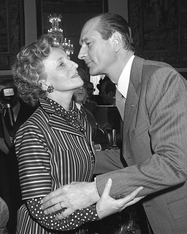 L'ex-président français Jacques Chirac (D) embrasse son épouse Bernadette au soir de son élection comme maire de Paris, le 25 mars 1977