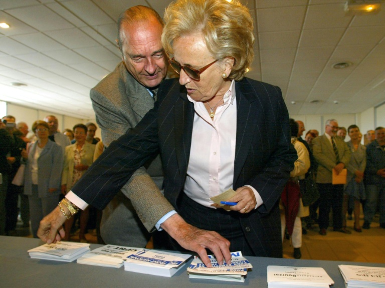 Jacques Chirac et son épouse Bernadette prennent des bulletins avant un scrutin législatif, le 9 juin 2002 à Sarran, en Corrèze