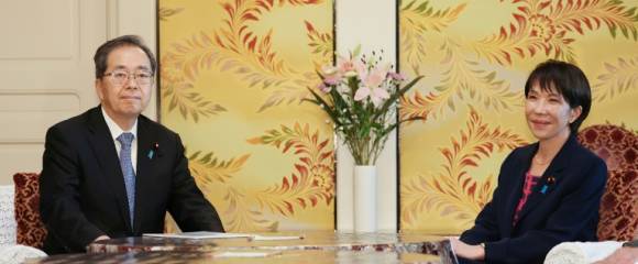 La présidente du parti PLD, Sanae Takaichi (D), et son homologue du Komeito, Tetsuo Saito, le 10 octobre 2025 à Tokyo La présidente du parti PLD, Sanae Takaichi (D), et son homologue du Komeito, Tetsuo Saito, le 10 octobre 2025 à Tokyo