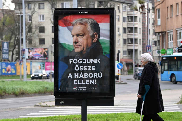 Une affiche électorale du Premier ministre hongrois Viktor Orban "Unissons-nous contre la guerre", le 27 mars 2026 à Budapest, avant les élections législatives du 12 avril 2026