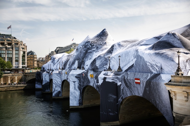 Le Pont-Neuf à Paris, le 21 mai 2026, après sa transformation par l'artiste JR en sa nouvelle oeuvre, "La Caverne"