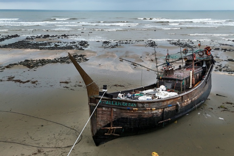 Un bateau de pêche, intercepté par les garde-côtes du Bangladesh (BCG) pour soupçon de trafic d'êtres humains, échoué sur le rivage à Cox's Bazar, le 21 juillet 2026 au Bangladesh