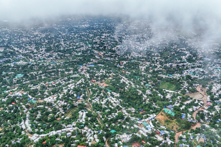 Vue aérienne du camp de réfugiés rohingyas de Kutupalong, le 23 juin 2026 à Cox's Bazar, au Bangladesh